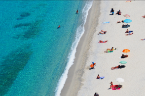 Λουόμενοι στην παραλία