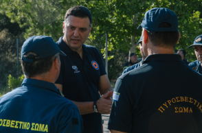 Ο Βασίλης Κικίλιας με τους πυροσβέστες