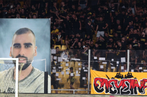 Η αφίσα του Μιχάλη Κατσουρή ανηρτημένη στο γήπεδο 