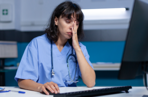 Αυξημένη εξουθένωση και μειωμένη ικανοποίηση των επαγγελματιών υγείας έπειτα από την πανδημία COVID-19