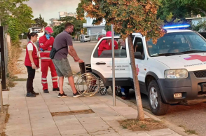 Οι εθελοντές του Ελληνικού Ερυθρού Σταυρού στις πυρόπληκτες περιοχές