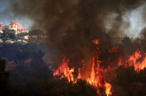 Πυρκαγιά στην Φυλή κοντά στην Ι.Μονή Κλειστών στου πρόποδες της Πάρνηθας