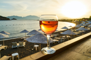 6 κρασιά και αποστάγματα με τη γεύση του Αιγαίου