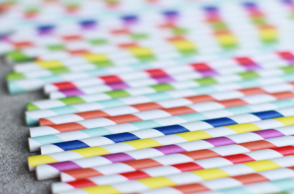 Χάρτινα καλαμάκια: Ασφαλής η χρήση τους για 10 με 20 λεπτά