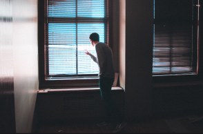 Σε ηλικία 30,7 ετών κατά μέσο όρο οι νέοι στην Ελλάδα εγκαταλείπουν το σπίτι των γονιών τους 