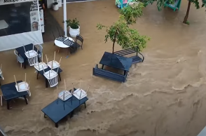 Πλημμυρισμένοι δρόμοι στη Σκιάθο και ορμητικά νερά που τρέχουν στους δρόμους