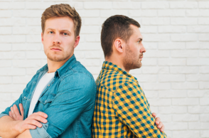 Φίλοι και πολιτική τοποθέτηση: Το ιδεολογικό χάσμα θέτει σε δοκιμασία τις φιλίες