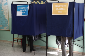 Στιγμιότυπο από την ψηφοφορία για τις δημοτικές και περιφερειακές εκλογές σε εκλογικό τμήμα της Αθήνας, Κυριακή 8 Οκτωβρίου 2023.