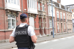 Γαλλία: Λήξη συναγερμού μετά την απειλή για βόμβα σε σχολείο - Είχε εκκενωθεί -  Καθηγητές και μαθητές άφηναν λουλούδια για τον νεκρό εκπαιδευτικό