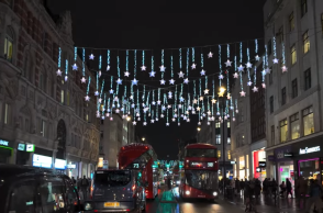 Χριστουγεννιάτικα αστέρια και λαμπιόνια στην Oxford Street του Λονδίνου