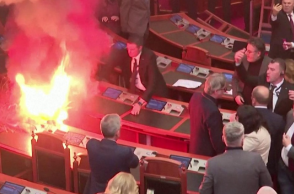 Φωτιά στα έδρανα του αλβανικού κοινοβουλίου