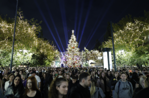 Φωταγωγήθηκε το χριστουγεννιάτικο δέντρο στην πλατεία Συντάγματος
