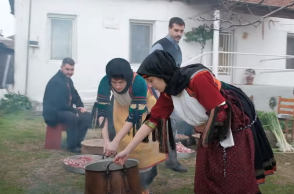 Στιγμιότυπο από την αναβίωση του εθίμου της γουρνοχαράς σε χωριό της Καρδίτσας