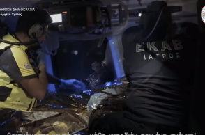 Εργαζόμενοι στο ΕΚΑΒ μέσα σε ασθενοφόρο για την αντιμετώπιση περιστατικού