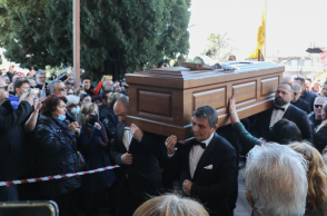Βασίλης Καρράς κηδεία: Τελευταίο αντίο στον τραγουδιστή