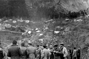 Εικόνα με πολίτες και αρχές μετά την κατολίσθηση στο Μικρό Χωριό Ευρυτανίας