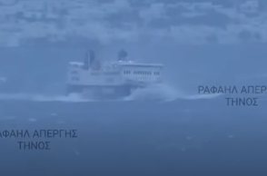 Το πλοίο Andros Queen δίνει «μάχη» με τα κύματα 