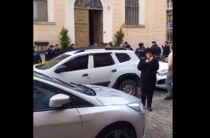 Στιγμιότυπο από αστυνομικές δυνάμεις έξω από καθολική εκκλησία στην Τουρκία