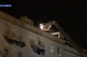 Έρευνες από την οροφή μετά την κατάρρευση του εσωτερικού πενταώροφης πολυκατοικίας