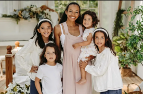 Η μητέρα με τα τέσσερα παιδιά της