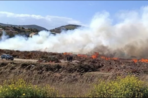 Εικόνα από τη φωτιά που ξέσπασε σε υπαίθριο χώρο στο Λαύριο