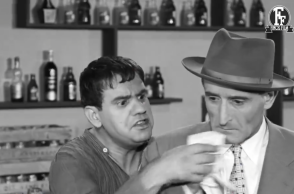 Σκηνή από την ταινία «Κίτρινα Γάντια» με Γκιωνάκη και Σταυρίδη να μυρίζουν τα γάντια