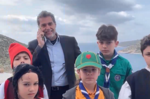 Μαθητές από σχολείο της Βούλας παρέλασαν στο Αγαθονήσι