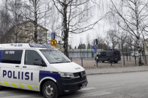 Περιπολικό έξω από το σχολείο όπου έγινε το περιστατικό με τους πυροβολισμούς στη Φινλανδία