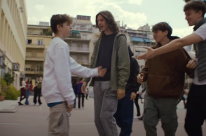 Στιγμιότυπο από το σποτ για το bullying στα σχολεία όπου παιδιά κινούνται απειλητικά προς το μέρος συμμαθητή τους