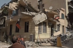 Εικόνα από την κατάρρευση μέρους κτηρίου στο Πασαλιμάνι