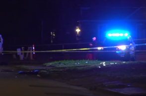 Η αστυνομία έχει αποκλείσει το σημείο όπου έπεσαν πυροβολισμοί με συνέπεια δύο άτομα να χάσουν τη ζωή τους και έξι να τραυματιστούν