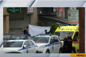 Οι αρχές έχουν απλώσει σεντόνι για να μην γίνει ορατή η μεταφορά του πτώματος της 40χρονης από το σημείο όπου βρέθηκε στο ασθενοφόρο