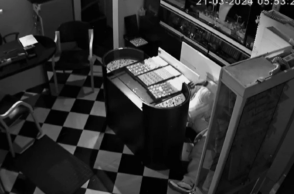 Άτομο μέσα σε κοσμηματοπωλείο - Καταγραφή από κάμερα ασφαλείας