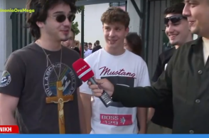 Μαθητής με κρεμασμένο μεγάλο σταυρό στο στήθος