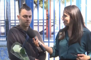 Νεαρός περίμενε το κορίτσι του με ένα λευκό τριαντάφυλλο έξω από το Εξεταστικό κέντρο όπου έδινε Πανελλήνιες