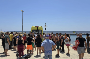 Ασθενοφόρο σε παραλία