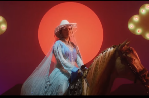 Η Μαλάλα Γιουσαφζάι πάνω σε ένα ψεύτικο άλογο 