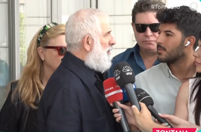 Ο Πέτρος Φιλιππίδης κάνει δηλώσεις στους δημοσιογράφους