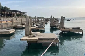 Ξαπλώστρες μέσα στη θάλασσα