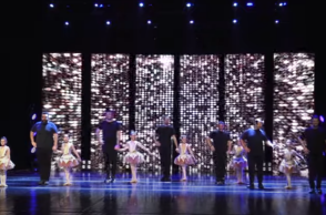 Μπαμπάδες χορεύουν μπαλέτο μαζί με τις κόρες του σε γιορτή Σχολής Χορού στη Βέροια