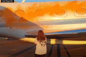 Βρετανία: Ακτιβίστριες περιέλουσαν με μπογιά ιδιωτικά τζετ