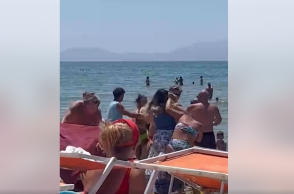 Ιταλία: Άγριο ξύλο σε παραλία για μία ξαπλώστρα