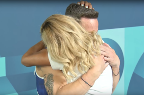 Ο Λευτέρης Πετρούνιας αγκαλιά με τη Βασιλική Μιλλούση