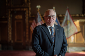 Explainer - Τιμ Γουόλς: Γιατί η Κάμαλα Χάρις τον επέλεξε ως υποψήφιο αντιπρόεδρό της;