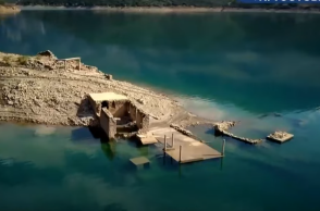 Αναδύθηκε βυθισμένο κτίριο στην τεχνητή λίμνη Μόρνου