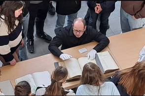 Καθηγητές και μαθητές σχολείου προσπαθούν να αποκυρύξουν τον Χίτλερ από επίτιμο δημότη