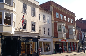 Γκίλντφορντ, μια πόλη στην Αγγλία «ούτε πολύ μικρή, ούτε πολύ μεγάλη»