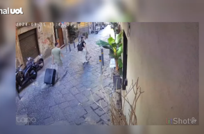 Η 30χρονη τουρίστρια περπατά με τον σύντροφό της σε σοκάκι στην Ιταλία