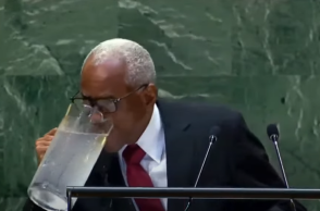 O πρόεδρος της Αϊτής ήπιε νερό από την κανάτα και έγινε μούσκεμα