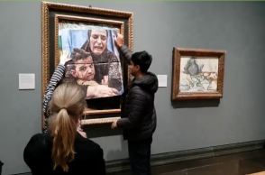 Ακτιβιστές κόλλησαν φωτογραφία μάνας και παιδιού από τη Γάζα σε πίνακα του Πικάσο